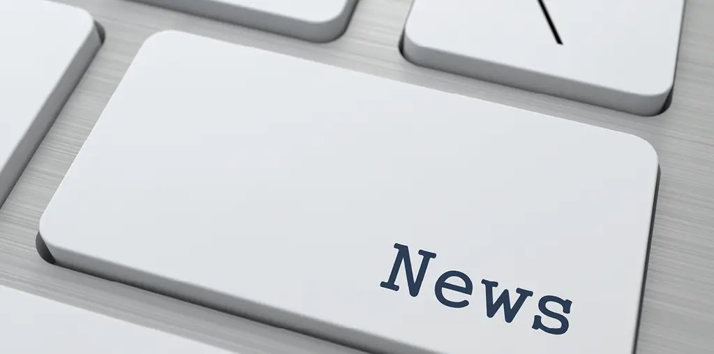 Nahaufnahme einer Computer-Tastatur mit hervorgehobener News-Taste als Symbol für aktuelle Informationen, Unternehmensnews, Blogbeiträge und digitale Kommunikation im Online-Marketing.